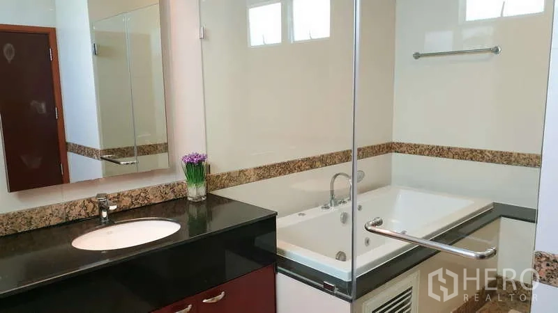 อพาร์ทเมนท์ ให้เช่า - ห้องน้ำพร้อมท็อปหินแกรนิตและอ่างอาบน้ำกั้นกระจก