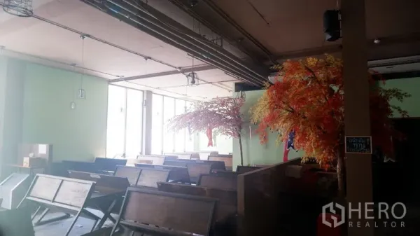零售空间 出租在Watthana, Bangkok - 宽敞用餐风格区，长条座椅、大窗户与工业风开放天花。