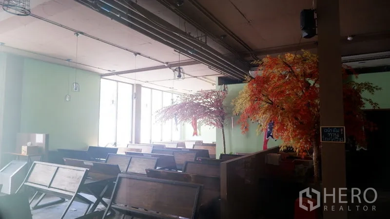 零售空间 出租在Watthana, Bangkok - 宽敞用餐风格区，长条座椅、大窗户与工业风开放天花。
