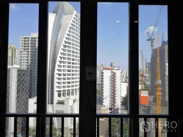 คอนโด ให้เช่าในWatthana, Bangkok - วิวสกายไลน์ย่านอโศก มองผ่านหน้าต่างสูงและราวระเบียง