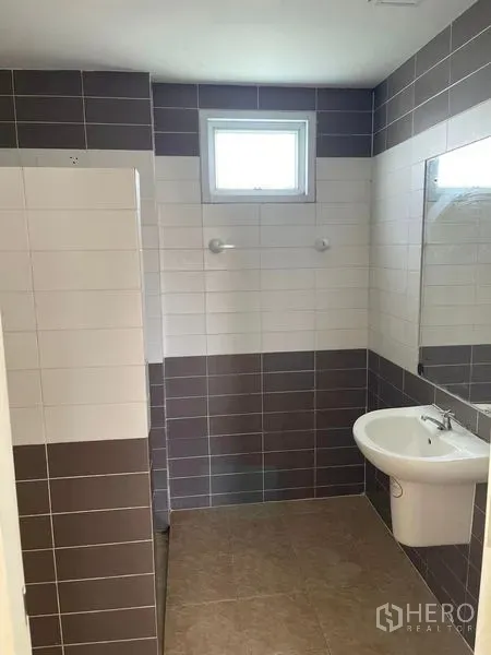 คลังสินค้า ให้เช่าในSamut Sakhon - ห้องน้ำปูกระเบื้องพร้อมอ่างล้างหน้า กระจก และหน้าต่างระบายอากาศภายในโกดัง