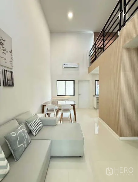 联排别墅 出租在Bang Phli, Samut Prakan - 挑高客餐厅一体空间，上方设夹层。