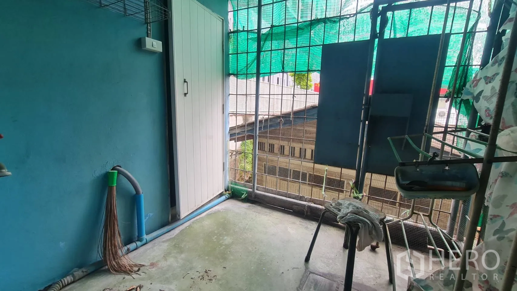 อาคารพาณิชย์ ให้เช่าหรือขายในWatthana, Bangkok - ระเบียงซักล้างแบบมีกรงเหล็ก พร้อมท่อประปาและตู้เก็บของ