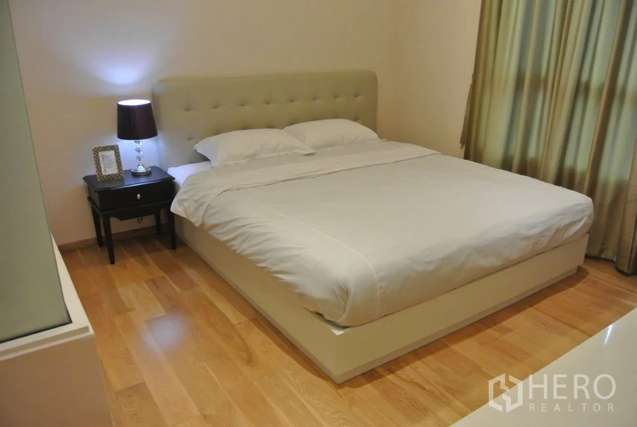 คอนโด ให้เช่าในWatthana, Bangkok - ห้องนอนใหญ่เตียงควีน เฮดบอร์ดบุผ้า หน้าต่างบานใหญ่พร้อมม่านทึบแสง