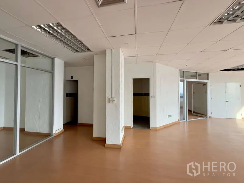 办公空间 出租在Chatuchak, Bangkok - 开放办公区，连接内部房间与设备间，木地板与格栅吊顶。
