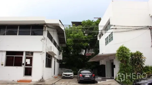 สำนักงาน ให้เช่าในSuan Luang, Bangkok - อาคารสำนักงานโลว์ไรส์สีขาวสองหลังพร้อมที่จอดรถและต้นไม้