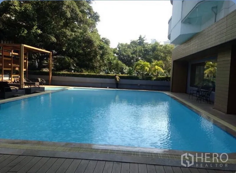 Condominium for rent in Ratchathewi, Bangkok - Outdoor swimming pool with deck seating and greenery