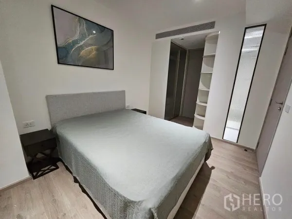 คอนโด ให้เช่าหรือขาย - ห้องนอนหลัก ตู้เก็บของบิวท์อิน โต๊ะข้าง เตียงโทนเรียบ