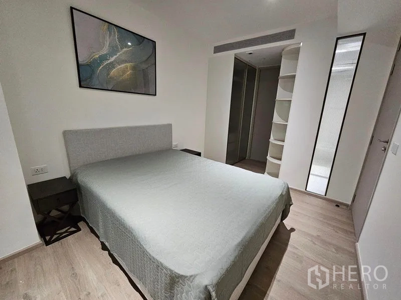 คอนโด ให้เช่าหรือขาย - ห้องนอนหลัก ตู้เก็บของบิวท์อิน โต๊ะข้าง เตียงโทนเรียบ