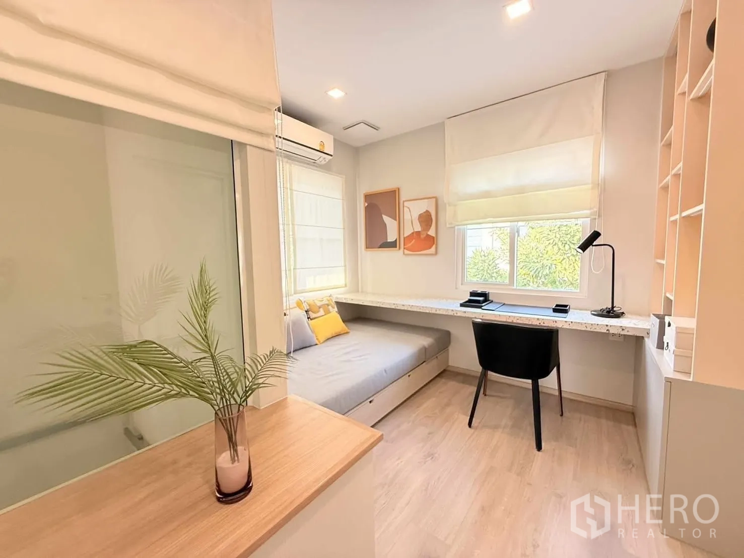 Detached House for rent in Bang Phli, Samut Prakan - Bright study with a long built-in desk, daybed, shelving and large window.