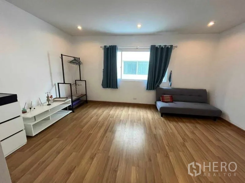 ทาวน์เฮาส์ ให้เช่าในSuan Luang, Bangkok - ห้องอเนกประสงค์กว้าง โซฟา หน้าต่าง และพื้นลามิเนตไม้