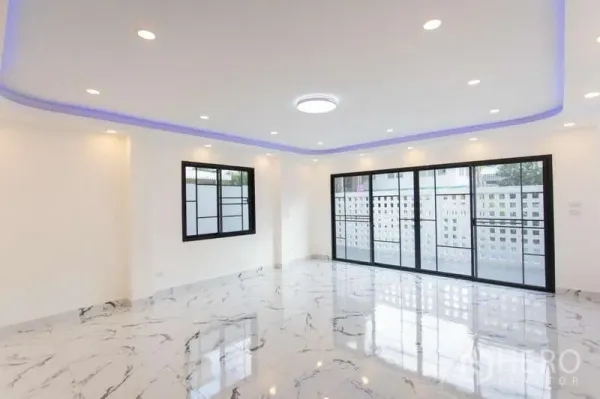 สำนักงานที่บ้าน ขายในHuai Khwang, Bangkok - ห้องนั่งเล่นสว่าง พื้นกระเบื้องลายหินอ่อน ไฟซ่อนฝ้า และประตูบานเลื่อนกระจก