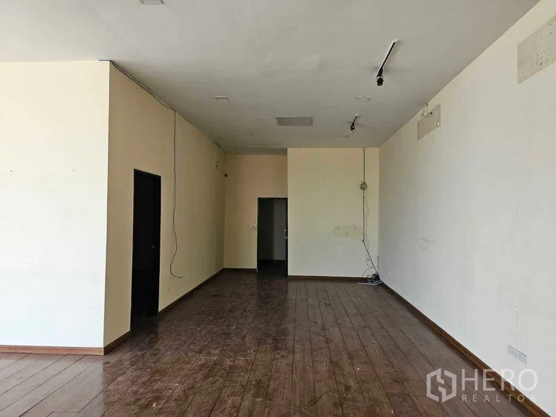 带办公室的家 出租在Prawet, Bangkok - 明亮开放式室内，预留走线与后部房门。