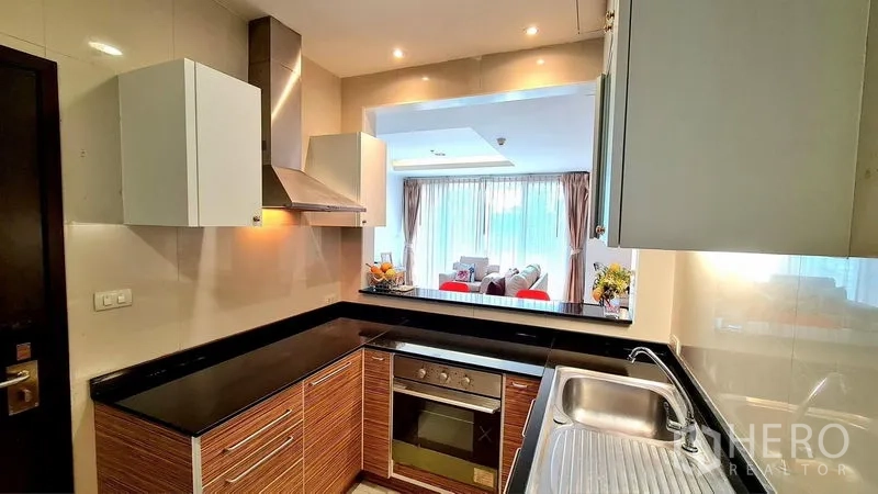 อพาร์ทเมนท์ ให้เช่าในWatthana, Bangkok - ครัวยุคใหม่ เตาอบบิวท์อิน เครื่องดูดควัน ท็อปหินสีดำ และช่องเสิร์ฟอาหาร