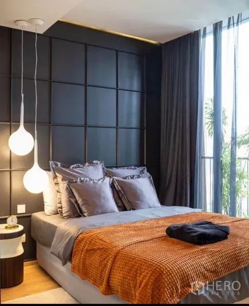 คอนโด ให้เช่าในWatthana, Bangkok - ห้องนอนที่สอง ผ้าคลุมเตียงสีส้ม โคมไฟแขวนสไตล์โมเดิร์น และหน้าต่างสูงมองเห็นต้นไม้