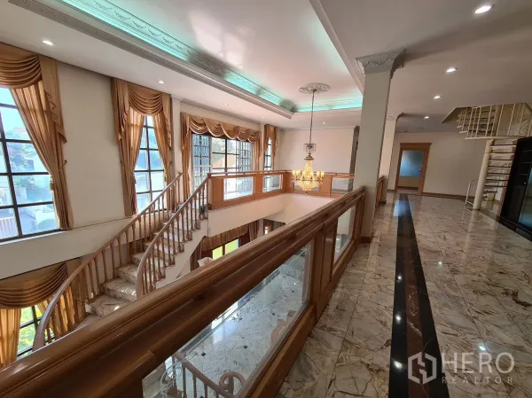 บ้าน ขายในChatuchak, Bangkok - ระเบียงชั้นลอยสว่าง พื้นหินอ่อน หน้าต่างบานใหญ่ และโคมระย้า