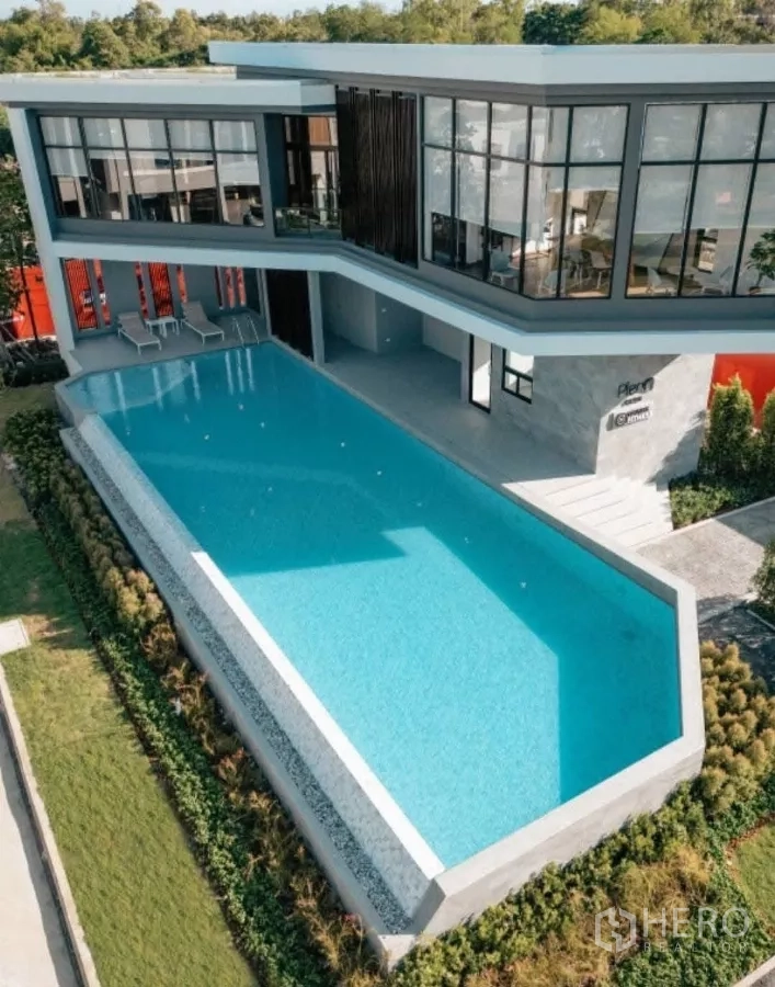 ทาวน์เฮาส์ ให้เช่าในBang Phli, Samut Prakan - คลับเฮ้าส์โครงการพร้อมสระว่ายน้ำขนาดใหญ่และสวนจัดแต่ง