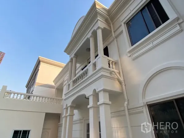 Detached House for rent in Khlong Toei, Bangkok - Neoclassical white detached house facade with balcony columns in Khlong Toei, Bangkok near BTS Thong Lo.