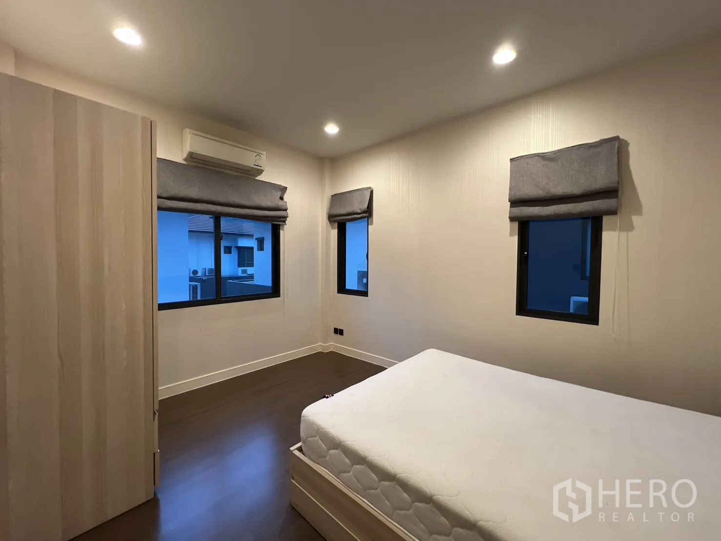 บ้าน ให้เช่าหรือขายในBang Kapi, Bangkok - มุมห้องนอนแขกเห็นเตียงและม่านพับ