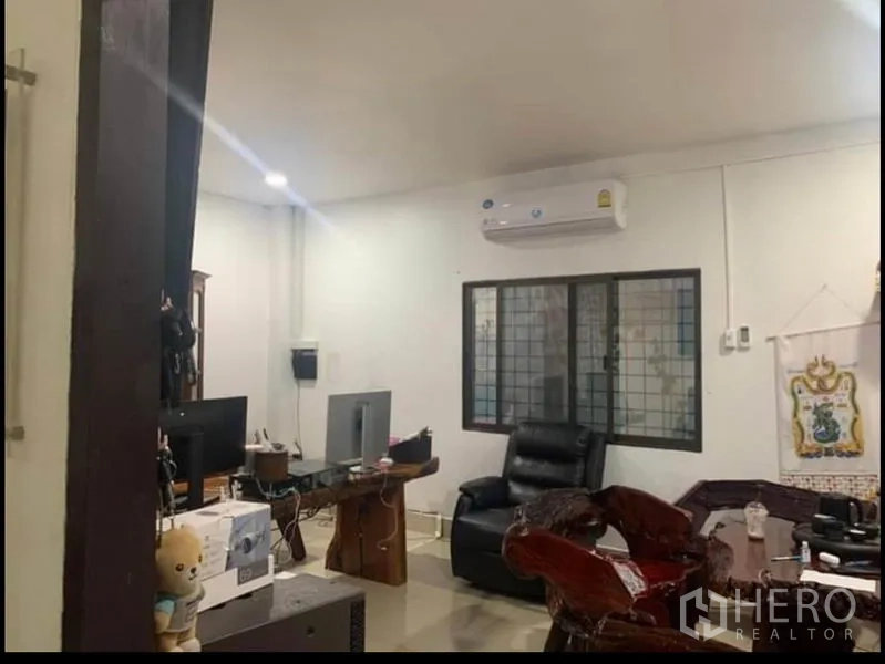 คลังสินค้า ให้เช่าในSai Noi, Nonthaburi - มุมสำนักงานอีกด้าน เก้าอี้หนัง หน้าต่างเหล็กดัด และแอร์แบบแยก