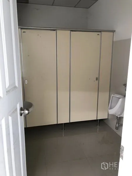 工厂 出租在Phra Nakhon Si Ayutthaya - 厂区卫生间，设有隔间与小便池。