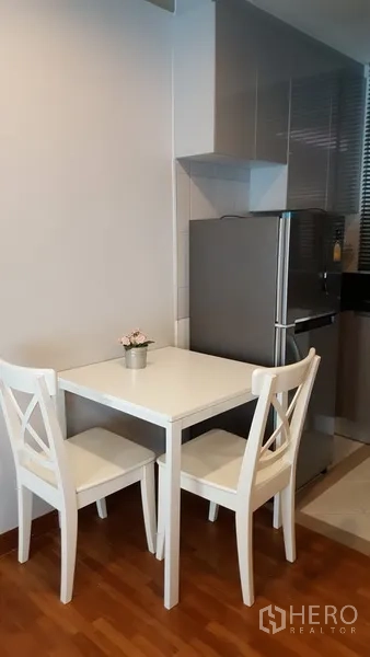 คอนโด ให้เช่าในWatthana, Bangkok - มุมรับประทานอาหารเล็ก โต๊ะสีขาวกับเก้าอี้สองตัว ข้างครัว พื้นไม้