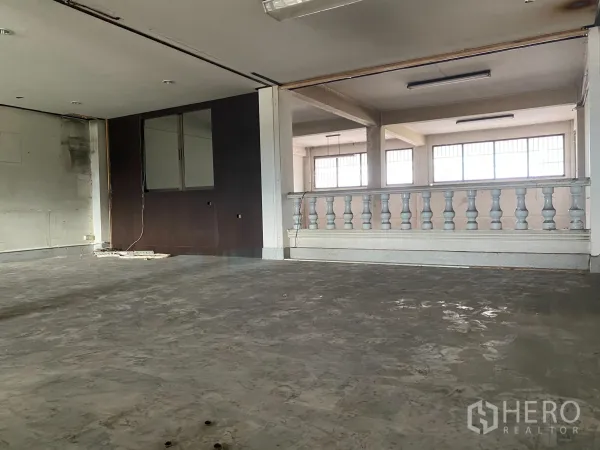 零售空间 出租在Yan Nawa, Bangkok - 开放式楼层，分隔的小办公室和装饰栏杆。