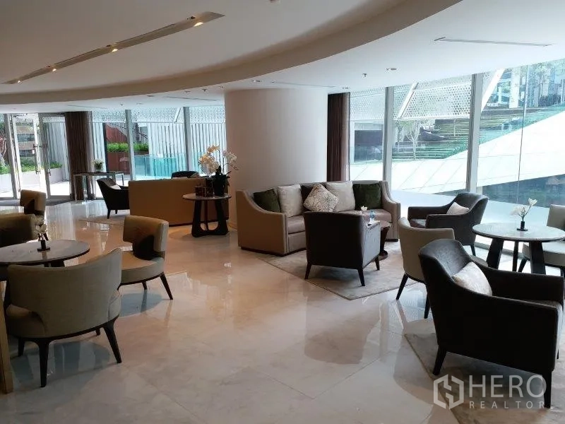 คอนโด ให้เช่าในPathum Wan, Bangkok - เลานจ์ส่วนกลางของคอนโดพร้อมที่นั่งสบายและกระจกสูงจรดเพดาน