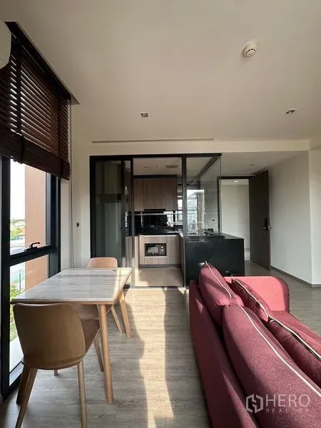 คอนโด ให้เช่าในWatthana, Bangkok - พื้นที่นั่งเล่นรับประทานอาหาร เชื่อมครัวรูปตัว U หลังประตูกระจกบานเลื่อน