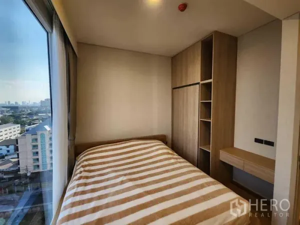 คอนโด ให้เช่าในKhlong Toei, Bangkok - ห้องนอนที่สองพร้อมตู้บิลท์อินและโต๊ะทำงานติดหน้าต่างพาโนรามา