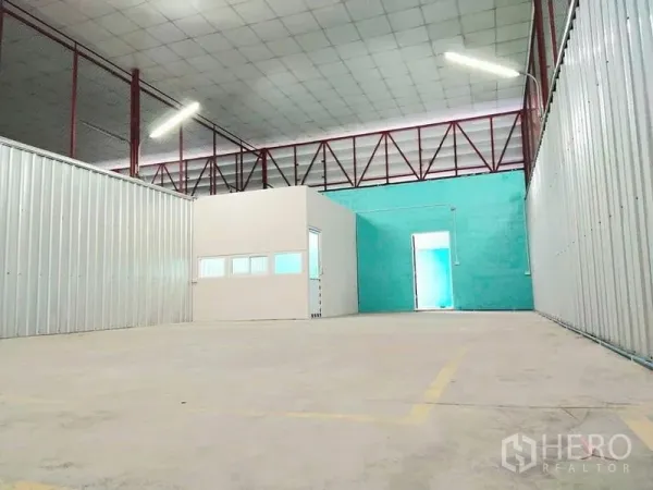 คลังสินค้า ให้เช่าในYan Nawa, Bangkok - ภายในโกดังสว่างเพดานสูง โครงเหล็กสีแดง พื้นคอนกรีต พร้อมห้องออฟฟิศ ย่านยานนาวา กรุงเทพฯ