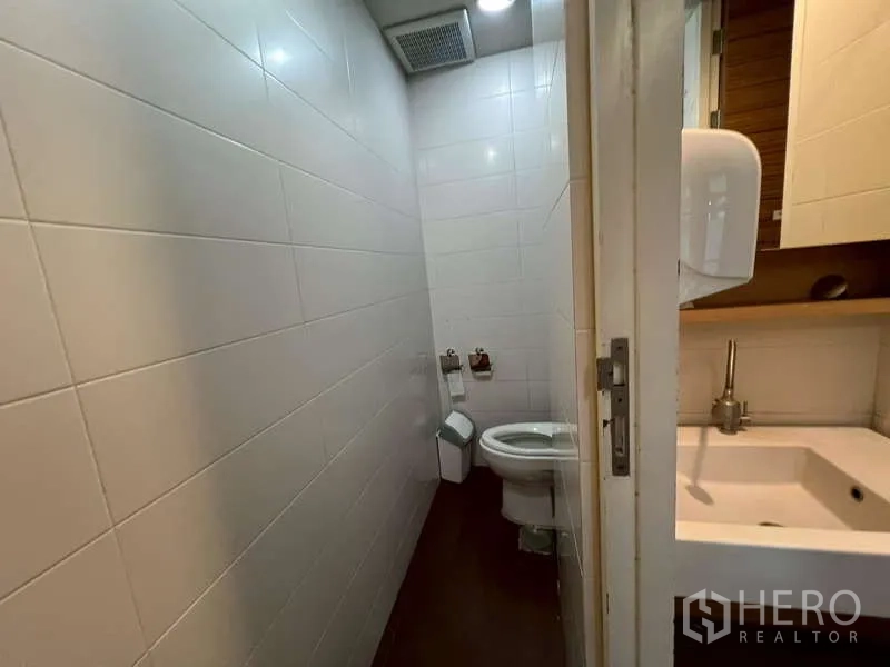 สำนักงาน ให้เช่าในWatthana, Bangkok - ห้องน้ำกระเบื้องสะอาด มีโถสุขภัณฑ์ อ่างล้างมือ และพัดลมดูดอากาศ