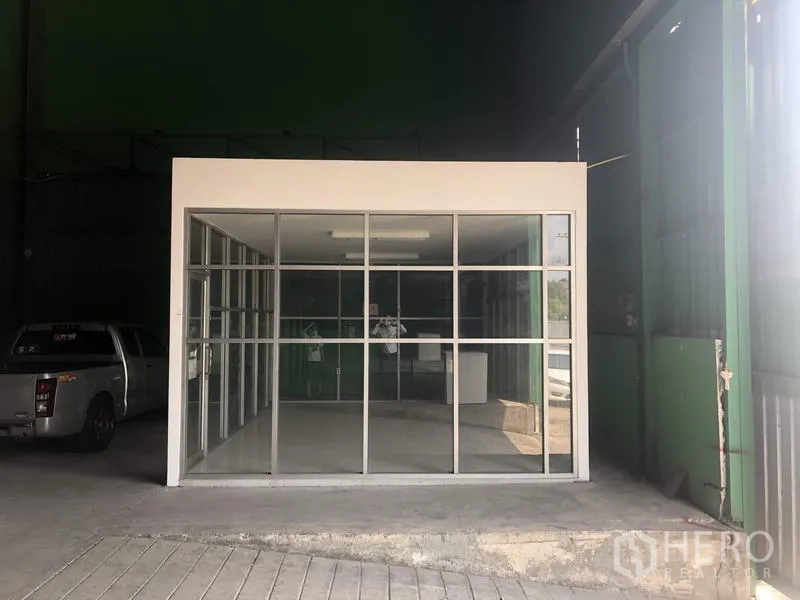 Warehouse for rent in Pak Kret, Nonthaburi - Glass-walled office room inside the warehouse next to the loading area