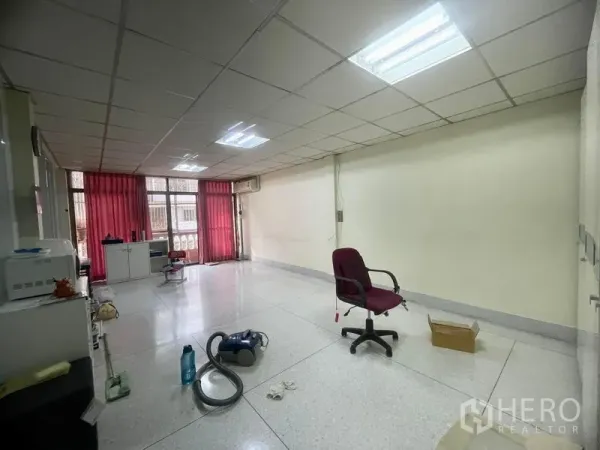 ทาวน์เฮาส์ ให้เช่าในSathon, Bangkok - ห้องอเนกประสงค์โล่ง พื้นกระเบื้อง ผ้าม่านสีแดง และไฟฝ้าเพดาน