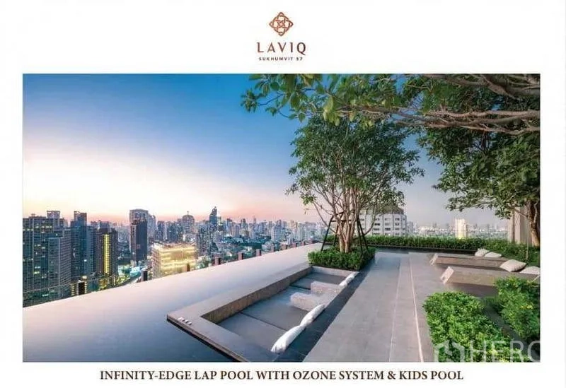 公寓 出租或出售 - 白天从屋顶花园平台眺望无边泳池与曼谷景色。