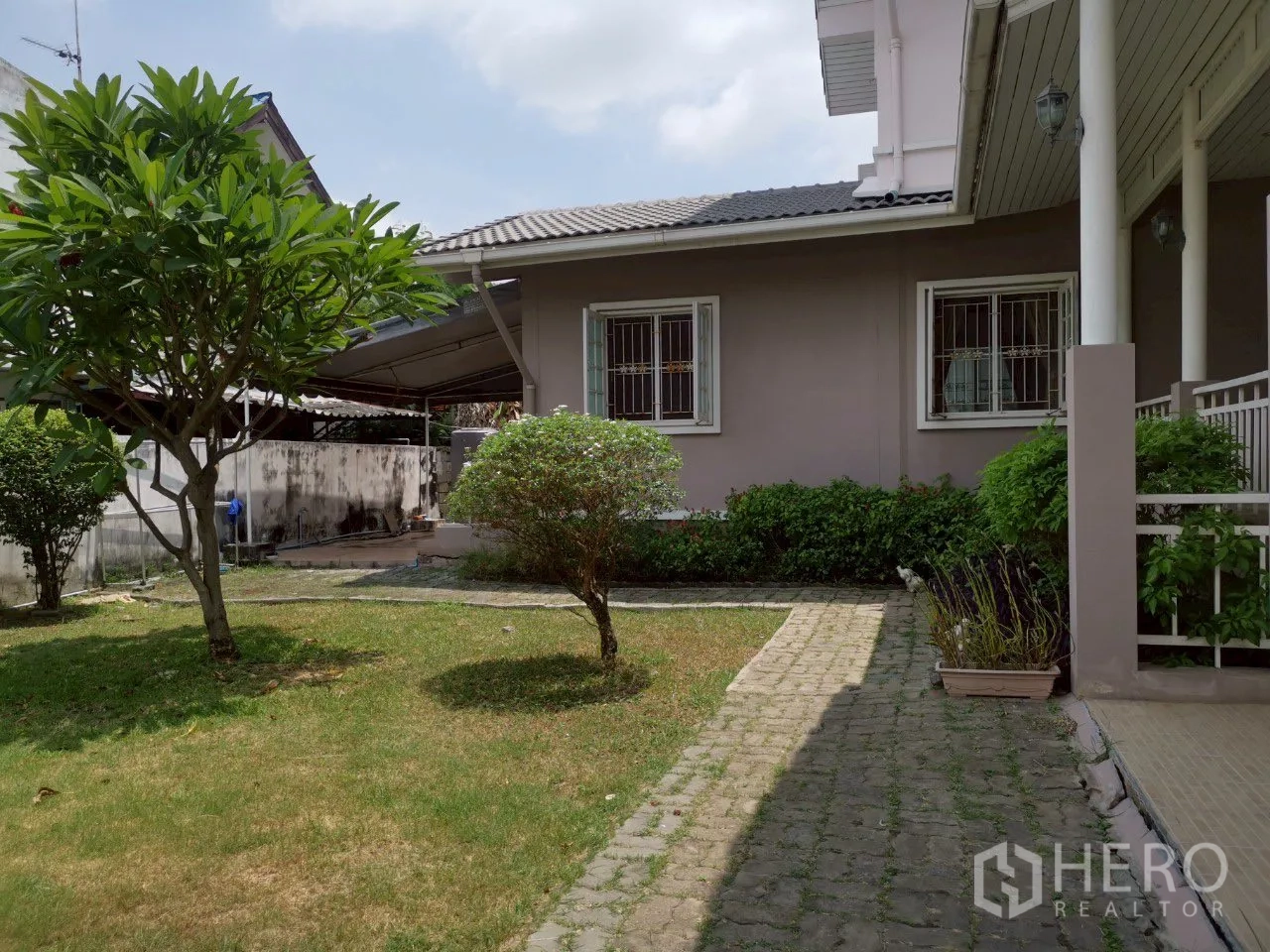 บ้าน ขายในPhra Khanong, Bangkok - ทางเดินสวนข้างบ้าน มีพุ่มไม้ หน้าต่าง และชายคา