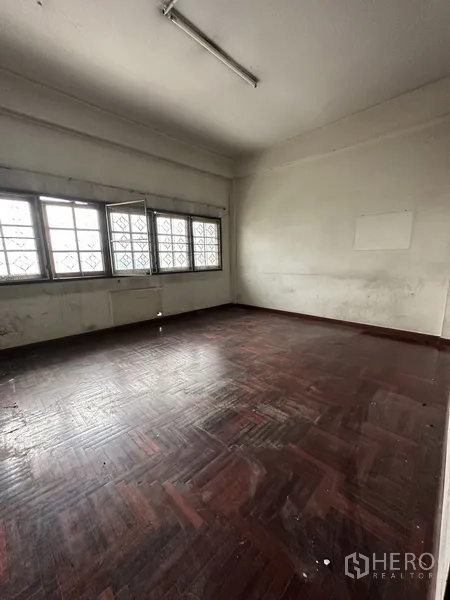 อาคารพาณิชย์ ให้เช่าหรือขายในWatthana, Bangkok - ลานหลังบ้านและพื้นที่เซอร์วิสด้านหลังอาคารพาณิชย์