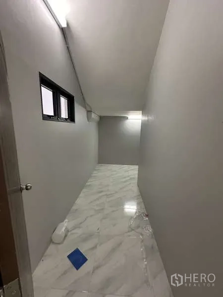 โรงงาน ให้เช่าหรือขายในLam Luk Ka, Pathum Thani - ทางเดินใช้งานกว้างยาว ปูกระเบื้องลายหินอ่อน มีช่องแสง