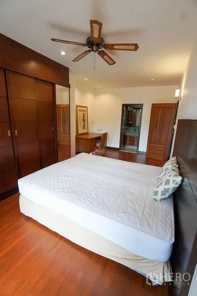 อพาร์ทเมนท์ ให้เช่าในWatthana, Bangkok - ห้องนอนพร้อมพัดลมเพดาน ตู้เสื้อผ้าบิลต์อิน และทางเข้าห้องน้ำ