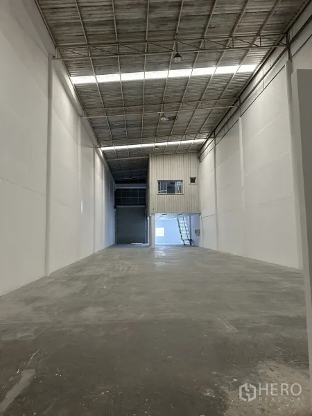 工厂 出租在Khlong Luang, Pathum Thani - 高跨仓库内部，约9.3米净高，混凝土地面与夹层办公室。