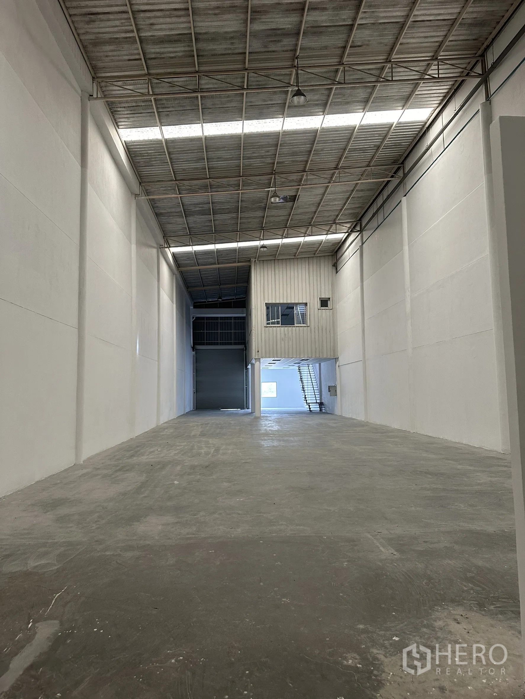 工厂 出租在Khlong Luang, Pathum Thani - 高跨仓库内部，约9.3米净高，混凝土地面与夹层办公室。