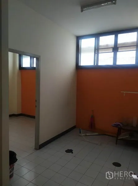 สำนักงานที่บ้าน ให้เช่าในYan Nawa, Bangkok - ห้องอเนกประสงค์หรือเก็บของ มีช่องแสงสูงและผนังสีส้ม