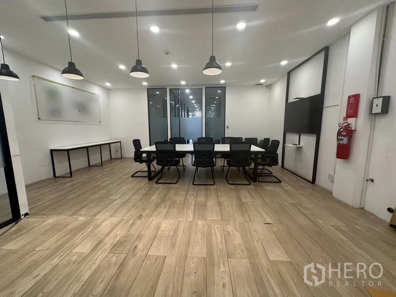 สำนักงานที่บ้าน ให้เช่าในBang Na, Bangkok - ห้องบอร์ดรูมขนาดใหญ่ โต๊ะยาว โคมแขวน และพื้นไม้