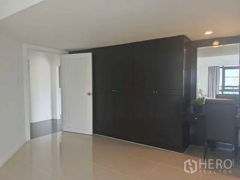 คอนโด ให้เช่าในWatthana, Bangkok - มุมห้องนอนพร้อมตู้เสื้อผ้าบานสูงและโต๊ะเครื่องแป้งกระจก