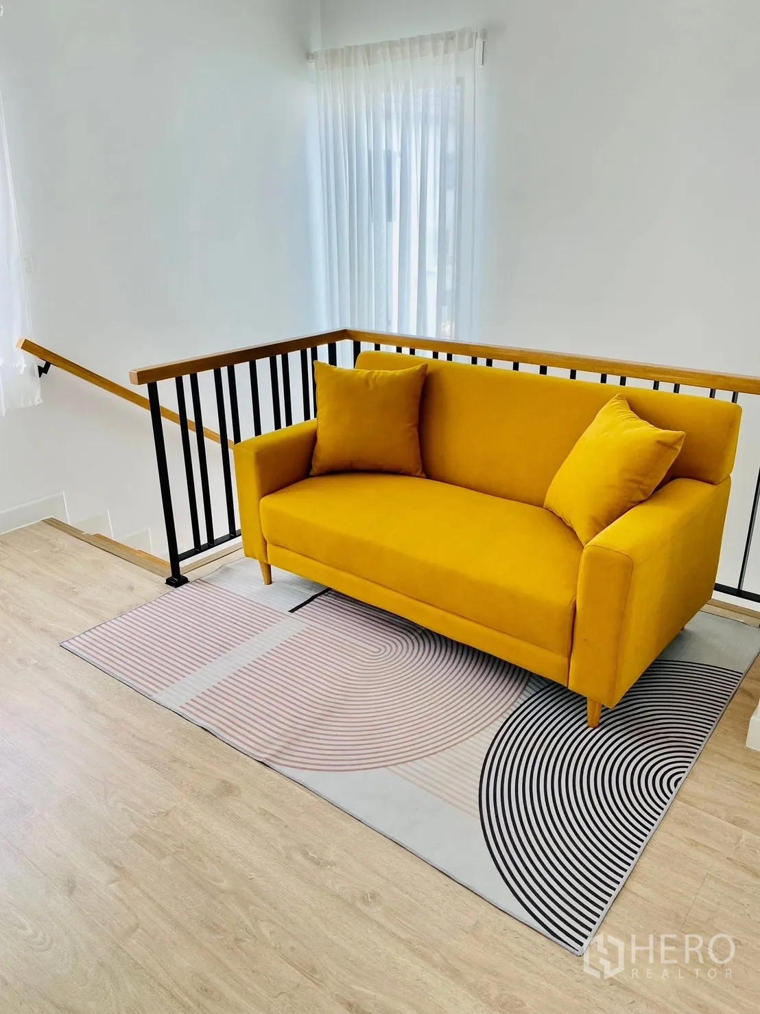 บ้าน ให้เช่าในBang Sao Thong, Samut Prakan - โถงชั้นบนมีโซฟาสีเหลืองและราวเหล็กสีดำ