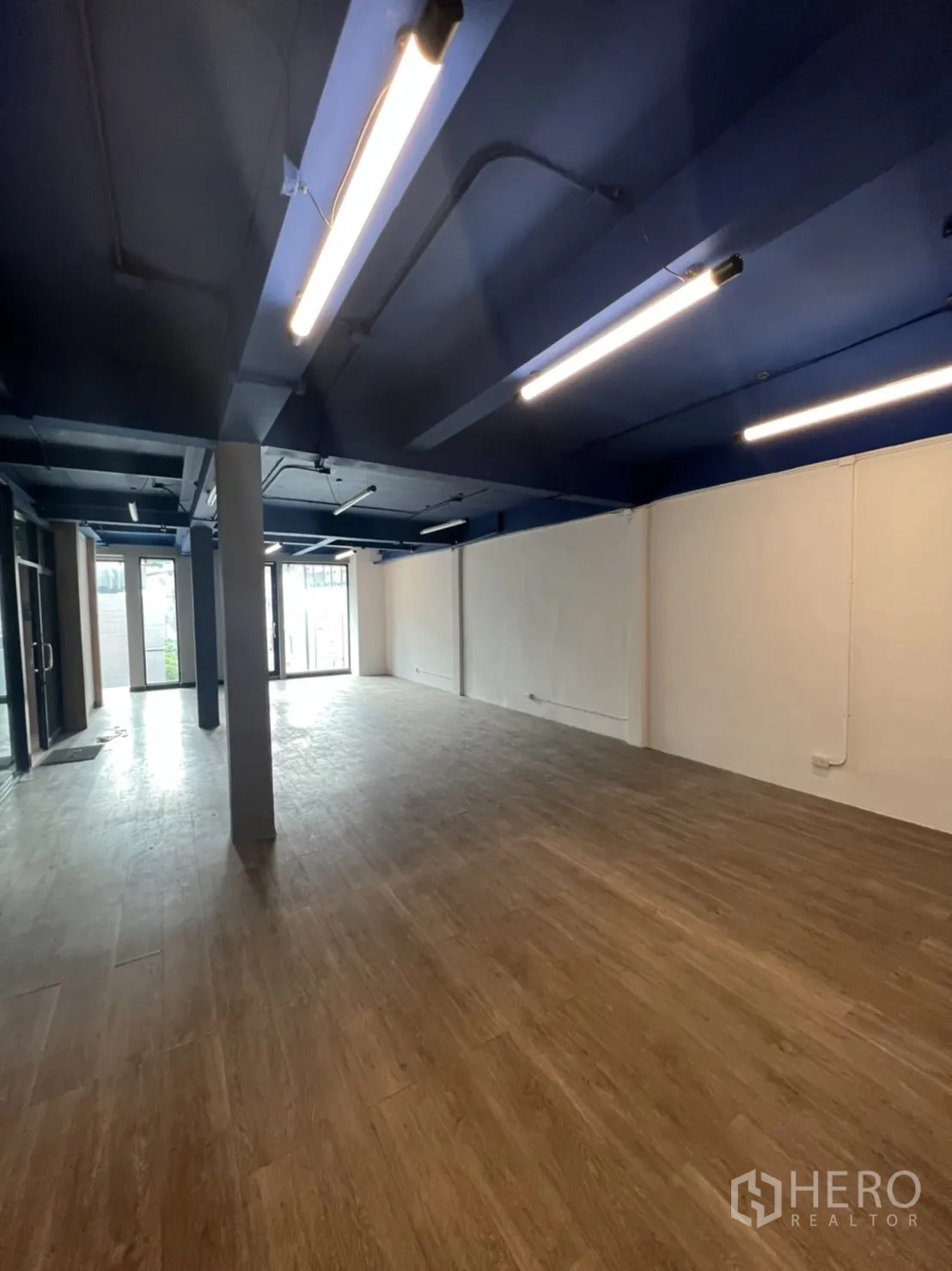 สำนักงาน ให้เช่าในWatthana, Bangkok - พื้นที่เปิดโล่งพร้อมไฟเส้น และแสงธรรมชาติปลายห้อง