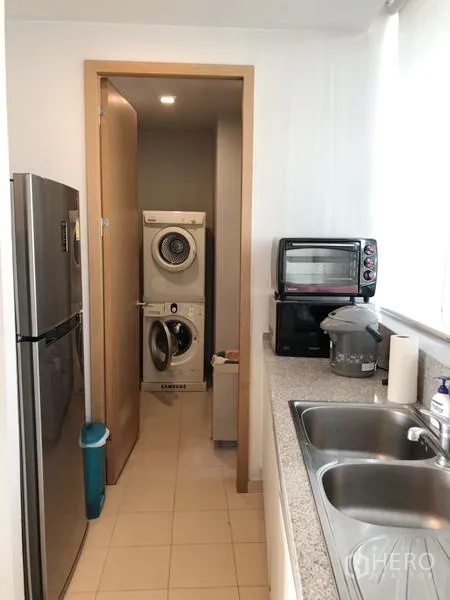 公寓 出租在Khlong Toei, Bangkok - 厨房后的家务区，双槽水槽、台式电器及叠放式洗衣机和烘干机。