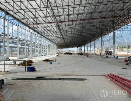 คลังสินค้า ให้เช่าในPluak Daeng, Rayong - พื้นที่ภายในระหว่างติดตั้งระบบงาน ท่อและวัสดุอุปกรณ์วางอยู่บนพื้น