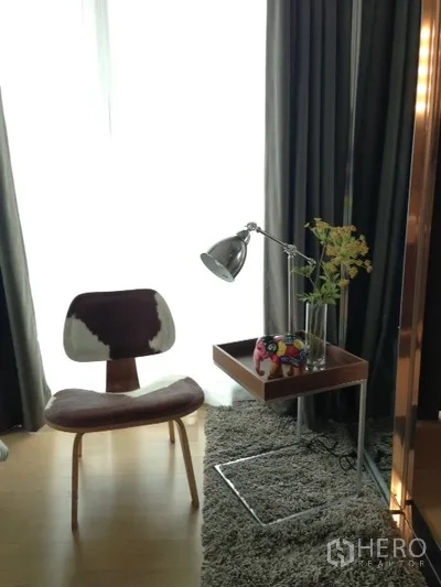 คอนโด ให้เช่าในPhaya Thai, Bangkok - มุมอ่านหนังสือริมหน้าต่าง เก้าอี้สไตล์โมเดิร์น โต๊ะข้าง โคมไฟ และพรมขนฟู