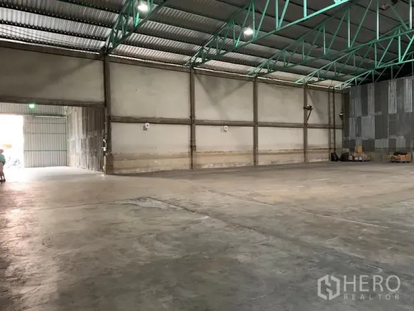 货栈 出租在Mueang Pathum Thani, Pathum Thani - 开放式仓库大厅，照明充足，平整地坪，配大型卷闸门便捷出入。